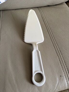 Vintage farberware Plastic Cake Server with Serrated Edge
